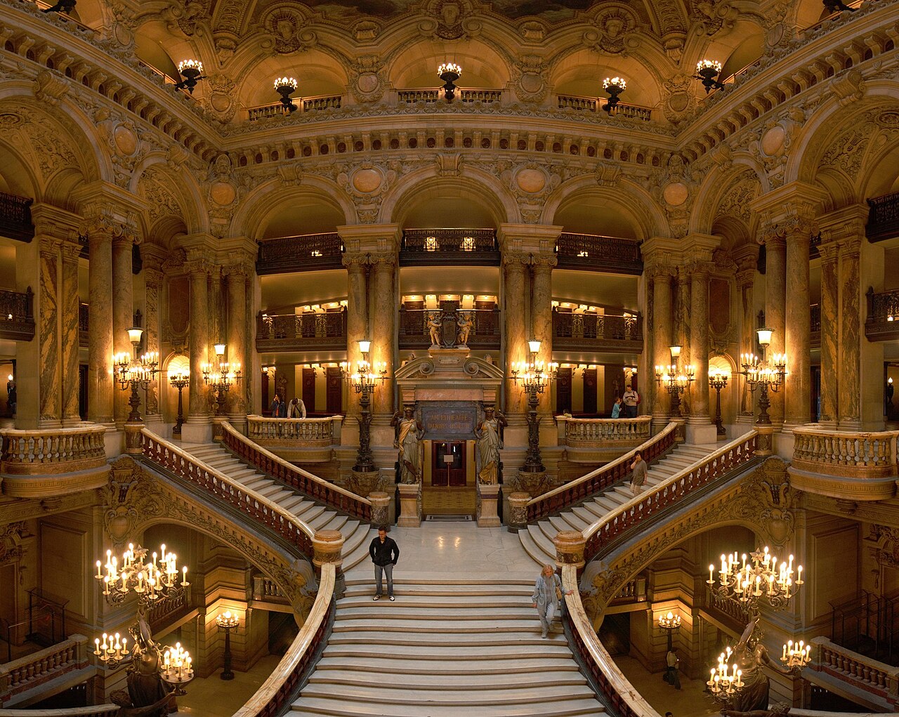 Grand escalier d'honneur d'un théâtre parisien