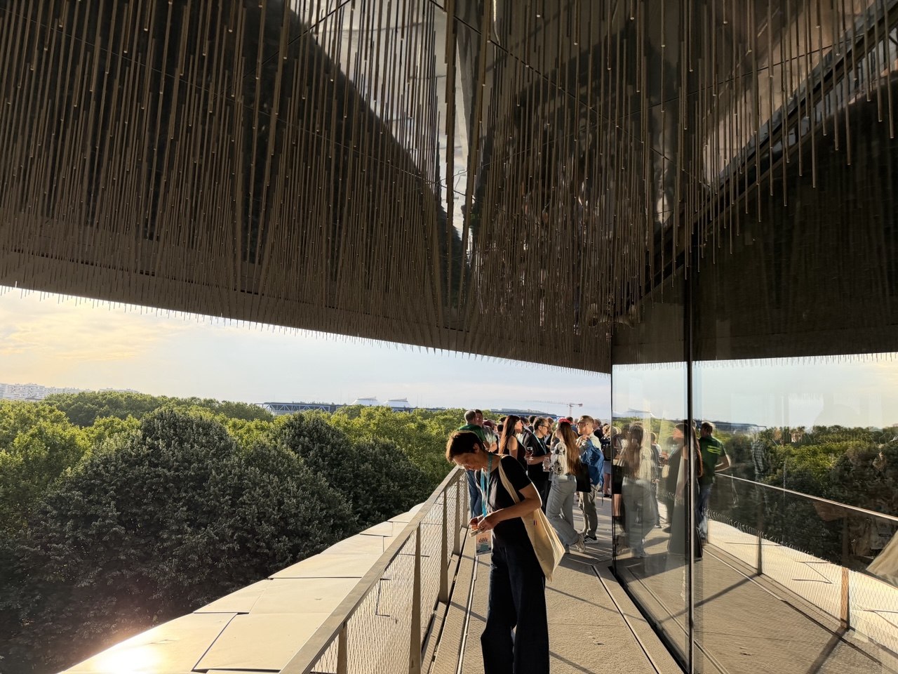 Grande salle contemporaine à volumes courbes et lumière naturelle
